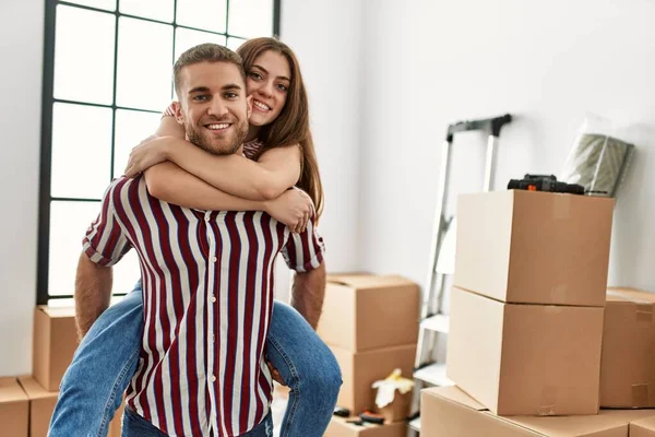 Junger Kaukasier Hält Frau Neuen Zuhause Den Rücken — Stockfoto