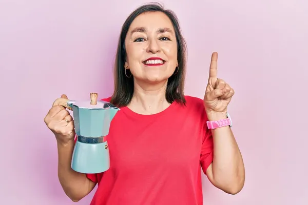 Medelålders Latinamerikansk Kvinna Håller Italiensk Kaffebryggare Leende Med Idé Eller — Stockfoto