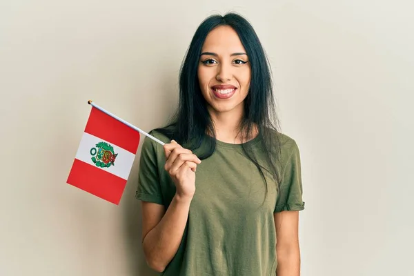 Fiatal Spanyol Lány Kezében Peru Zászló Néz Pozitív Boldog Álló — Stock Fotó