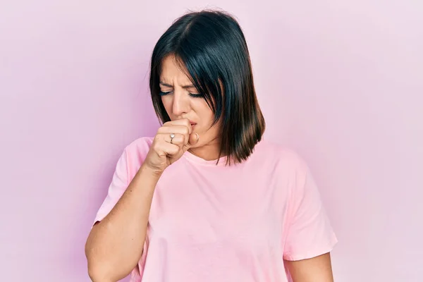穿着宽松的粉色T恤的年轻惊慌失措的女人感觉不舒服 咳嗽是感冒或支气管炎的症状 保健概念 — 图库照片