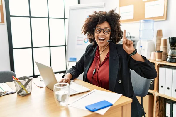 Африканська Американка Волоссям Афроамериканки Яка Працює Офісі Посміхається Оператор Вражений — стокове фото