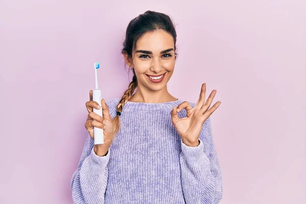 Menina Hispânica Jovem Segurando Escova Dentes Elétrica Fazendo Sinal Com — Fotografia de Stock