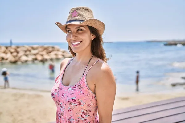 Bruna Donna Godendo Una Giornata Estiva Spiaggia — Foto Stock