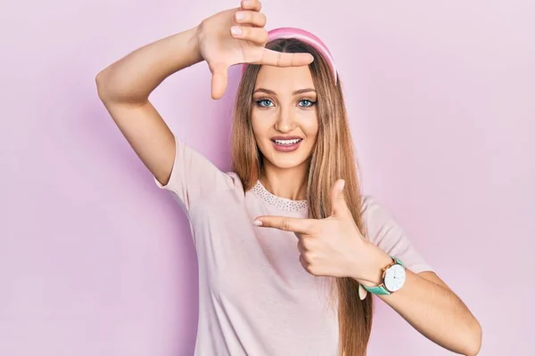 Tânăra Blondă Poartă Haine Casual Zâmbind Făcând Cadru Mâini Degete — Fotografie, imagine de stoc