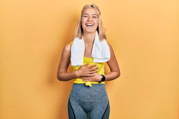 Schöne Blonde Sportlerin Workout Outfit Lächelt Und Lacht Laut Weil — Stockfoto