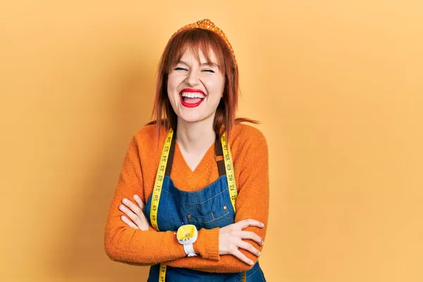 Pelirroja Mujer Joven Modista Diseñador Usando Delantal Atelier Sonriendo Riendo —  Fotos de Stock