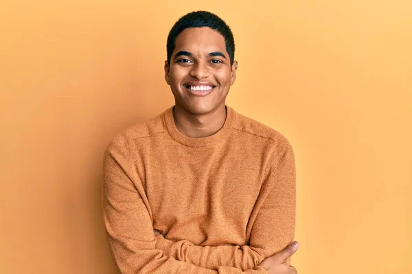 Junger Gutaussehender Hispanischer Mann Mit Lässigem Winterpullover Fröhlichem Gesicht Und — Stockfoto