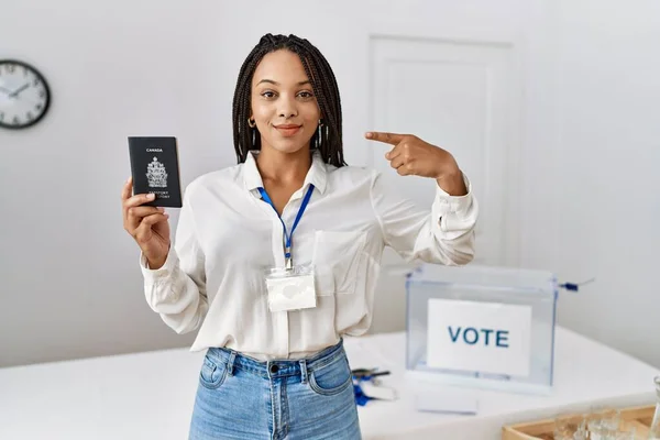 Jovem Afro Americana Eleição Campanha Política Segurando Passaporte Canadense Apontando — Fotografia de Stock