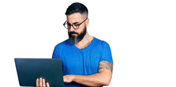 Sakallı Spanyol Bir Adam Bilgisayar Kullanıyor Düşünce Tarzı Ayık Ifadesi — Stok fotoğraf