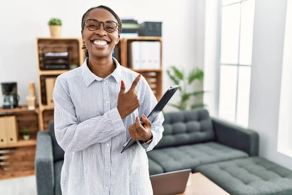 Femme Africaine Travaillant Clinique Psychologie Gaie Avec Sourire Sur Visage — Photo