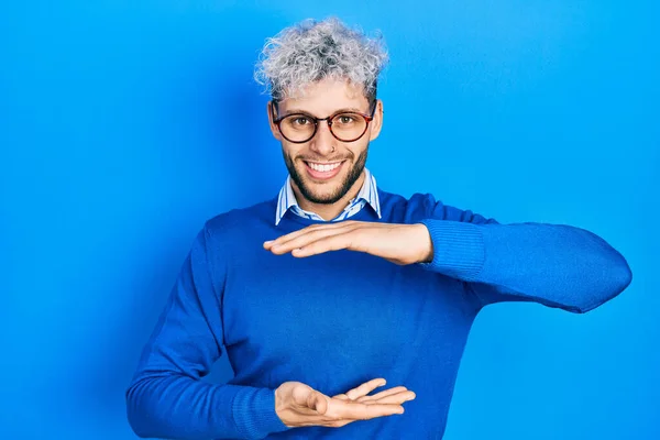 Joven Hombre Hispano Con Pelo Teñido Moderno Usando Suéter Gafas —  Fotos de Stock