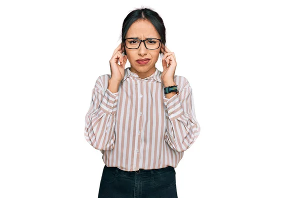Молодая Латиноамериканка Повседневной Одежде Очках Закрывает Уши Пальцами Раздраженным Выражением — стоковое фото
