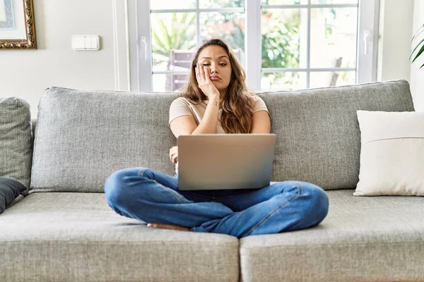 Vacker Ung Brunett Kvinna Sitter Soffan Med Dator Laptop Hemma — Stockfoto