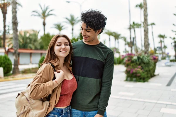 Joven Pareja Interracial Sonriendo Feliz Abrazándose Pie Ciudad — Foto de Stock