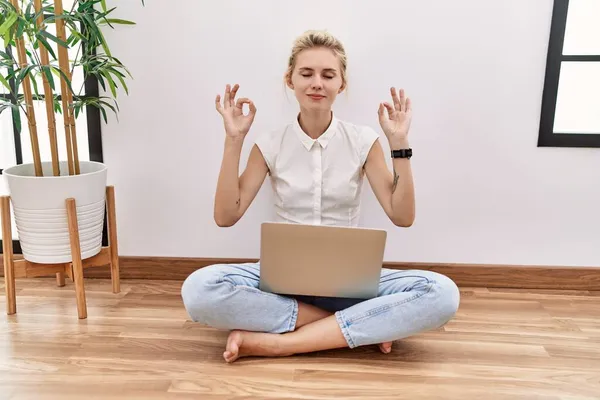 Genç Sarışın Kadın Bilgisayar Kullanıyor Oturma Odasında Yerde Oturuyor Rahatlıyor — Stok fotoğraf