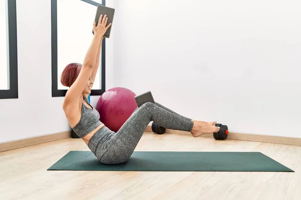 Young Caucasian Girl Smiling Happy Training Abs Exercise Sport Center — Stock Photo, Image