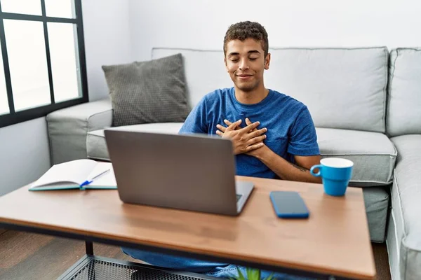 Jonge Knappe Spaanse Man Met Een Laptop Vloer Lachend Met — Stockfoto