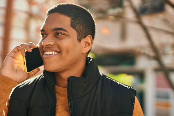 Joven Latino Sonriendo Feliz Hablando Smartphone Ciudad — Foto de Stock
