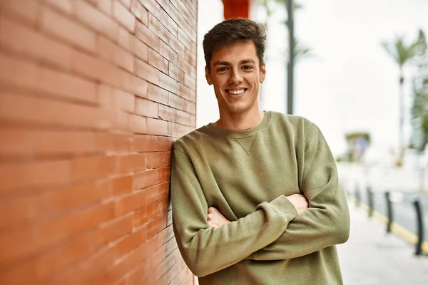 Jovem Hispânico Sorrindo Feliz Com Braços Cruzados Gesto Cidade — Fotografia de Stock