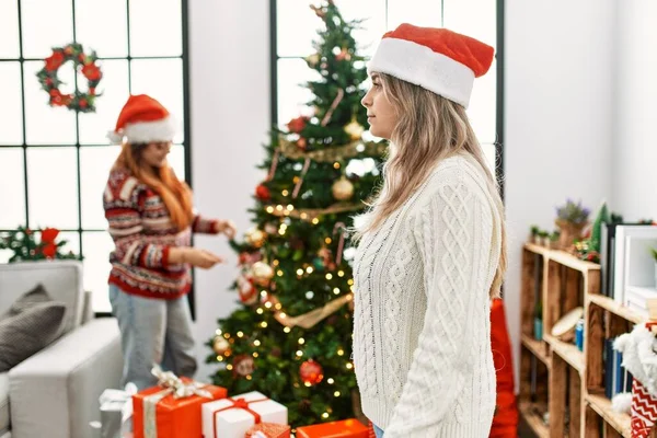 Casal Bonito Casa Junto Árvore Natal Olhando Para Lado Relaxar — Fotografia de Stock