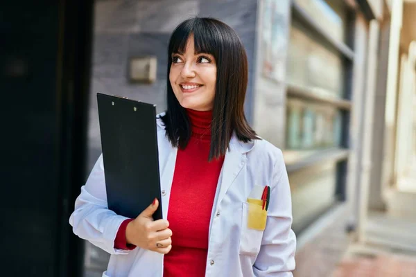 Mladá Brunetka Žena Nosí Lékařskou Uniformu Schránku Městě — Stock fotografie