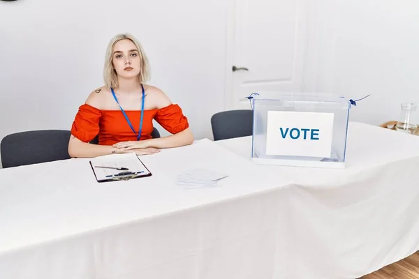 Jonge Blanke Vrouw Bij Politieke Verkiezingen Die Bij Stemming Met — Stockfoto