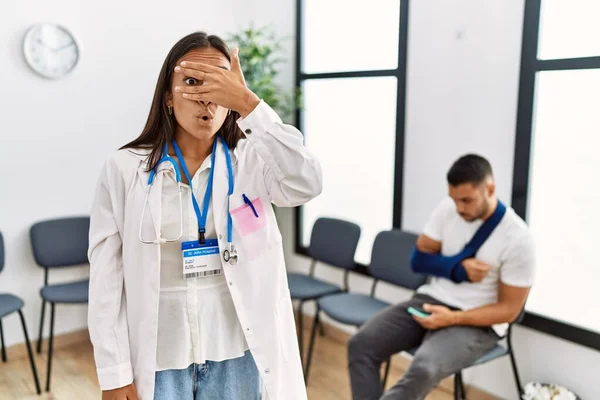 Jonge Aziatische Arts Vrouw Wachtkamer Met Een Man Met Een — Stockfoto