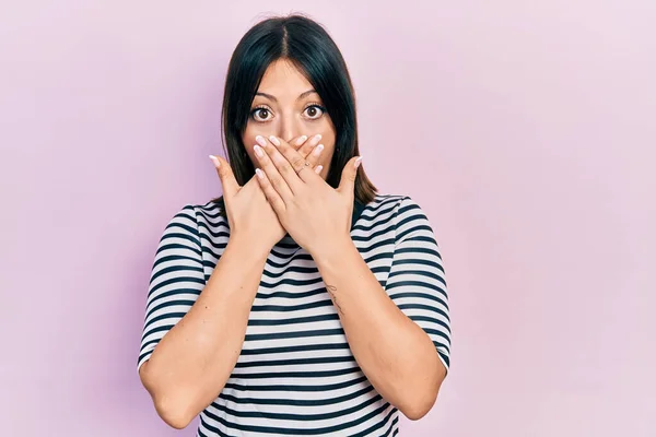 Junge Hispanische Frau Lässiger Kleidung Schockiert Mund Mit Händen Für — Stockfoto