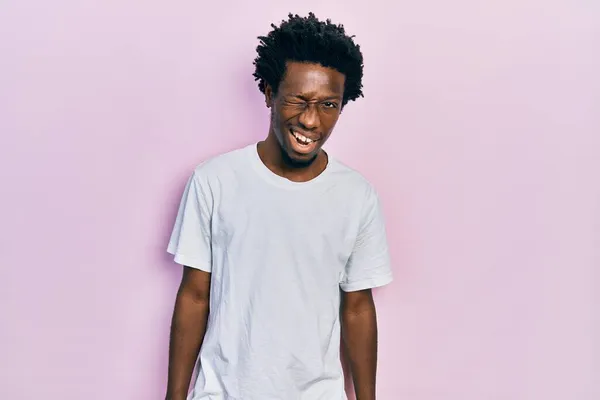 Joven Hombre Afroamericano Vistiendo Casual Camiseta Blanca Guiño Mirando Cámara — Foto de Stock