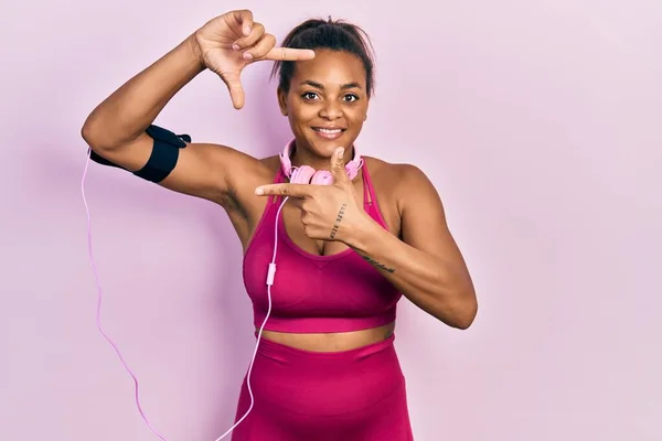 Jovem Afro Americana Vestindo Roupas Ginástica Usando Fones Ouvido Sorrindo — Fotografia de Stock