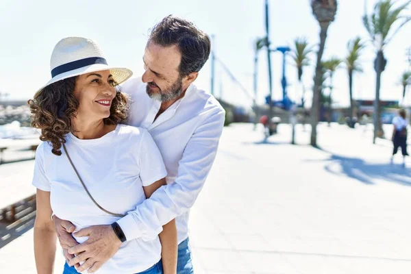 Casal Hispânico Meia Idade Sorrindo Feliz Abraçando Passeio — Fotografia de Stock