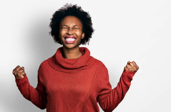 Африканська Американка Волоссям Афроамериканського Кольору Одягнена Білизну Дуже Щаслива Захоплена — стокове фото