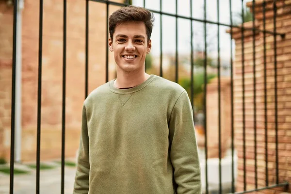 Jovem Hispânico Sorrindo Feliz Cidade — Fotografia de Stock