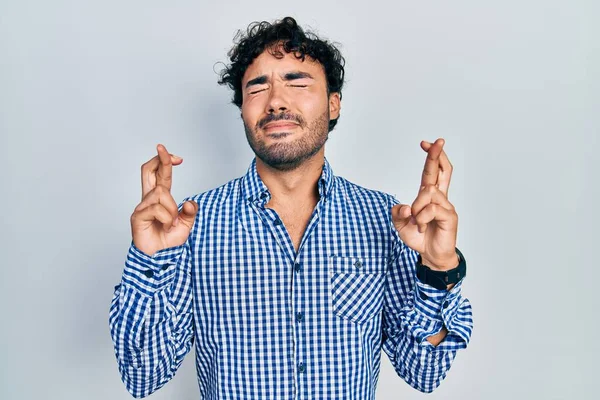 Giovane Uomo Ispanico Indossa Abiti Casual Gesticolando Dito Incrociato Sorridendo — Foto Stock