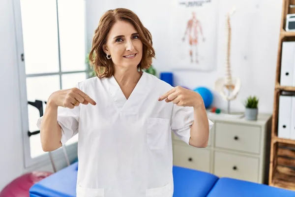 Fisioterapeuta Mujer Mediana Edad Que Trabaja Clínica Recuperación Del Dolor —  Fotos de Stock