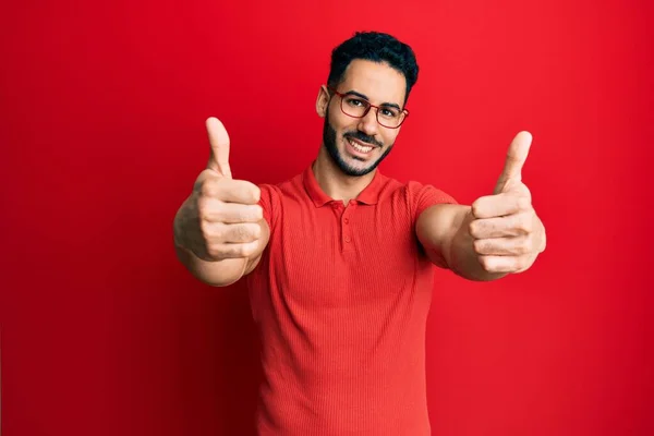 Jovem Hispânico Vestindo Roupas Casuais Óculos Aprovando Fazer Gesto Positivo — Fotografia de Stock