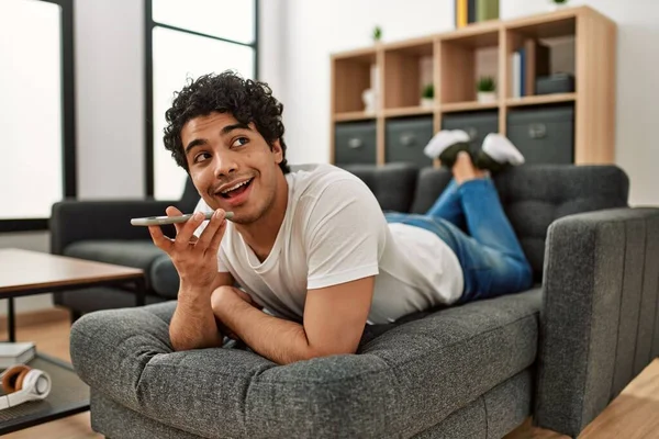 Ung Latinamerikansk Man Pratar Smartphone Liggande Soffan Hemma — Stockfoto