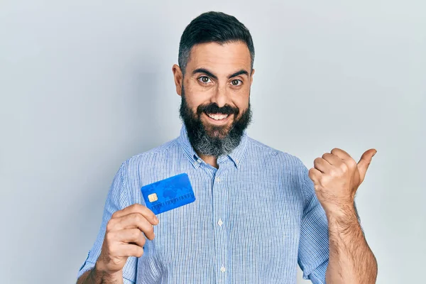 Junger Hispanischer Mann Hält Kreditkarte Die Höhe Und Lächelt Glücklich — Stockfoto