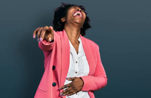 Afrikansk Amerikansk Kvinna Med Afro Hår Bär Business Jacka Skrattar — Stockfoto