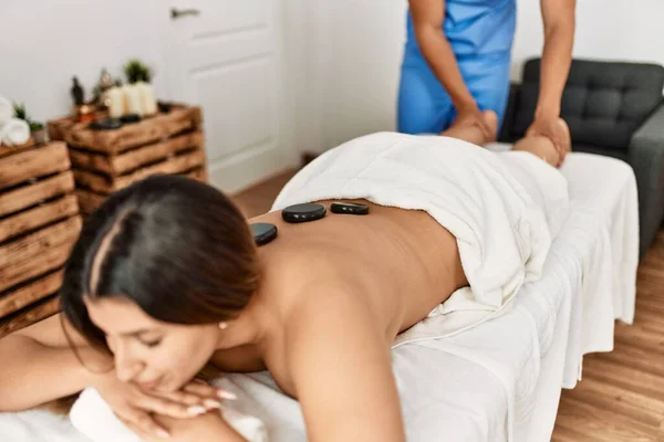 Donna Reciving Massaggio Alla Schiena Con Pietre Nere Centro Bellezza — Foto Stock