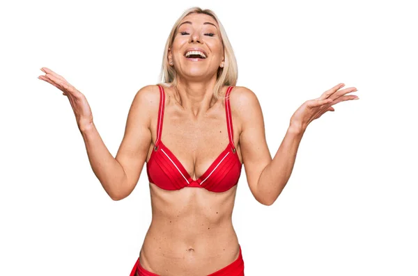 Fiatal Szőke Bikiniben Ünnepli Őrült Őrült Siker Felemelt Karokkal Csukott — Stock Fotó