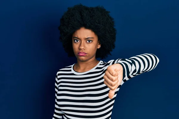 Fiatal Afro Amerikai Alkalmi Ruhát Visel Boldogtalannak Dühösnek Tűnik Elutasítást — Stock Fotó