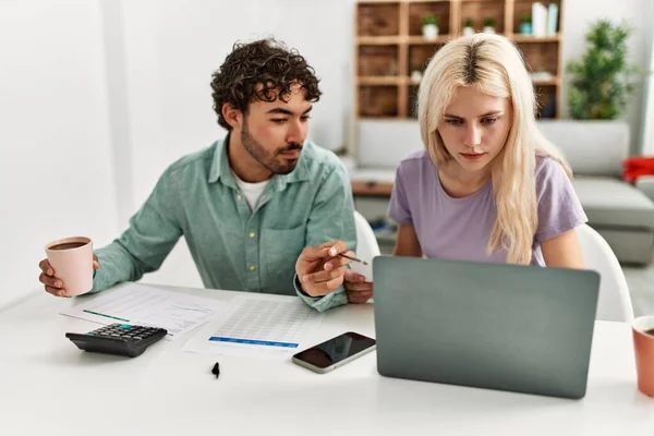 Giovani Coppie Che Controllano Economia Familiare Casa — Foto Stock