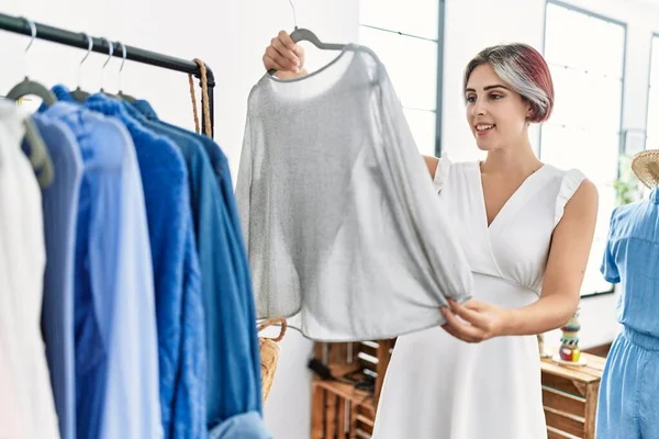 Mladý Kavkazský Zákazník Žena Úsměvem Šťastný Výběr Oblečení Obchodě Oblečením — Stock fotografie