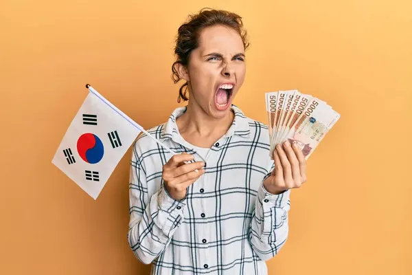 Mujer Morena Joven Sosteniendo Corea Del Sur Ganó Billetes Enojado —  Fotos de Stock