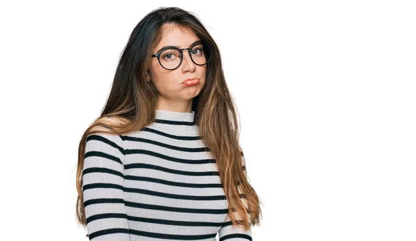 Ung Vacker Tonåring Flicka Bär Casual Kläder Och Glasögon Deprimerade — Stockfoto