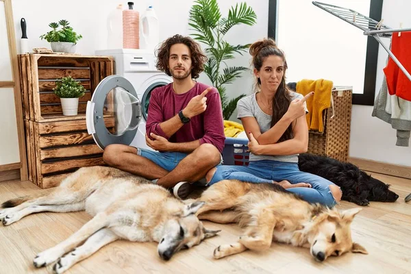 Junges Hispanisches Paar Wäscht Mit Hunden Die Mit Dem Finger — Stockfoto