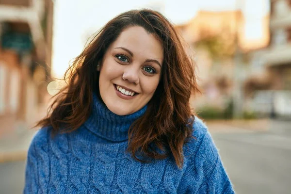 Giovane Irlandese Size Ragazza Sorridente Felice Piedi Alla Città — Foto Stock