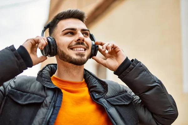 Bonito Homem Hispânico Com Barba Sorrindo Feliz Confiante Cidade Vestindo — Fotografia de Stock