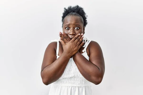 Beyaz Arka Planda Duran Afrikalı Genç Bir Kadın Yanlışlıkla Ağızlarını — Stok fotoğraf
